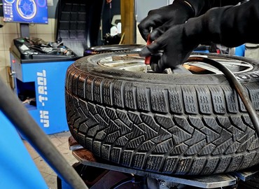 Mechanik podczas wymiany opon zimowych w serwisie samochodowym Auto Klinika w Siemianowicach Śląskich